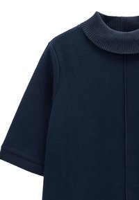 Granatowa sukienka bawełniana z prążkowanym kołnierzykiem i krótkimi rękawami, charakteryzująca się miękką teksturą oraz prostymi, czystymi liniami.