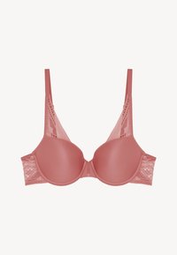 Soutien-gorge à armatures en rose poudré, avec des bonnets rembourrés et des bordures en dentelle, des bretelles réglables et une finition lisse et mate. Détails signatures sur les côtés.