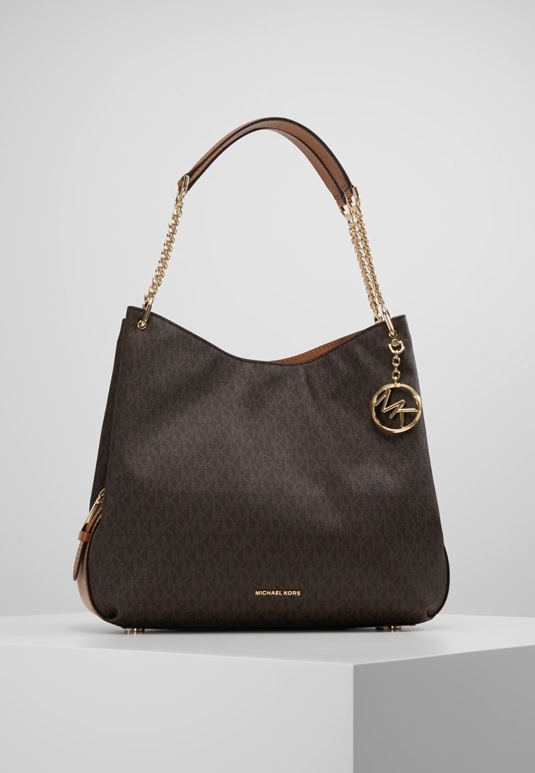 Sac à épaule en cuir marron avec une bandoulière en chaîne dorée, présentant un charme de logo signature et un motif géométrique. Les accents incluent un logo doré.