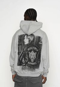 Grauer Hoodie mit einem Grafikdruck auf der Rückseite, der eine Figur in einer Lederjacke, den Text "MULTIPLY APPAREL" und einen brüllenden Leoparden zeigt.