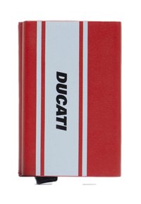 Rode portemonnee met een textuurovervlak, witte gestreepte accenten en een prominent zwart "DUCATI" logo aan de voorkant. Compact ontwerp.