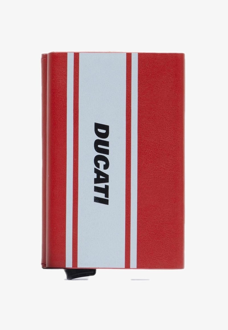 Rode portemonnee met een textuurovervlak, witte gestreepte accenten en een prominent zwart "DUCATI" logo aan de voorkant. Compact ontwerp.