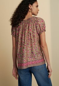Next REGULAR FIT - SHORT SLEEVE  - Blúz - green pink floral border print