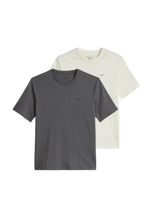 Zwei schlichte T-Shirts mit kurzen Ärmeln und Rundhalsausschnitt, eines dunkelgrau vorne und eines cremefarben hinten, beide mit kleinen Brustlogos.