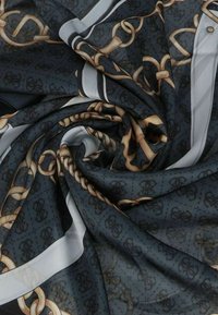 Sciarpa scura e trasparente con un motivo a catena in oro e accenti bianchi, caratterizzata da una texture liscia e una caduta elegante.