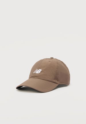 Casquette de baseball marron avec une visière incurvée, présentant un logo "NB" stylisé blanc brodé au centre devant.