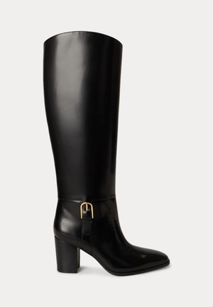 Botte noire en cuir montante jusqu'au genou avec talon bloc et détail de boucle dorée sur le côté.