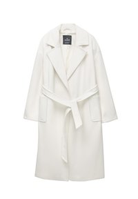 Biela bunda s dlhými rukávmi, širokými klopami, opaskom v páse a dvoma prednými vreckami. Vyrobená z hladkého materiálu s jemnou textúrou.