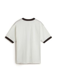 Camiseta blanca de manga corta con un cuello y puños de canalé marrón oscuro, que presenta costuras blancas a lo largo de los hombros.
