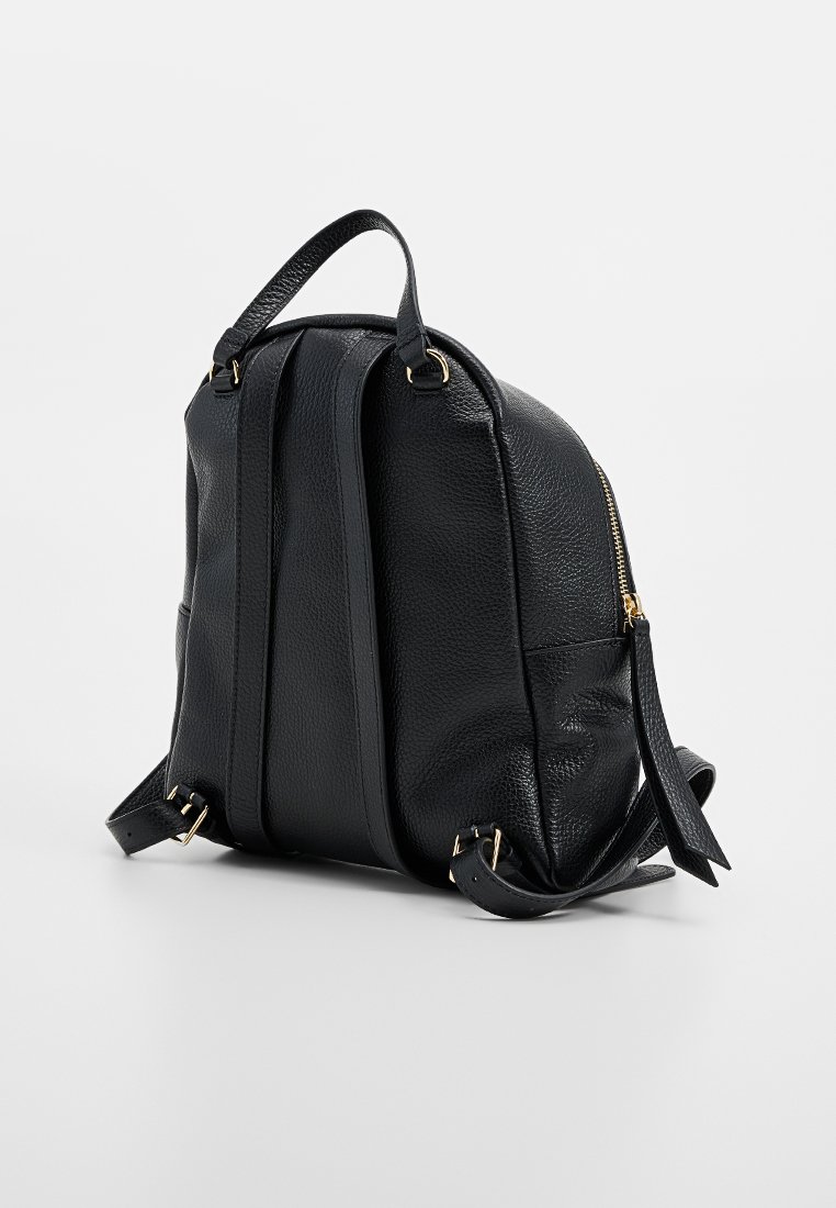 Zaino in pelle nera con finitura testurizzata, dettagli in metallo dorato e spallacci regolabili. Presenta una tasca con zip sul lato.