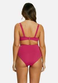 Bikini taille haute en fuchsia uni avec des bretelles réglables et un fermoir à crochets, en tissu lisse et extensible. Vue arrière présentée.
