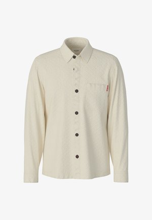 Cremefarbenes Langarmhemd mit dezentem Rautenmuster, schwarzen Knöpfen vorne, Brusttasche mit kleinem rotem Etikett und klassischem Kragen.