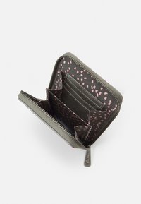 Kompaktowy portfel w oliwkowej zieleni, z zamknięciem na zamek. Wnętrze zawiera kieszonki na karty oraz różową kropkowaną wzór na ciemnym tle.