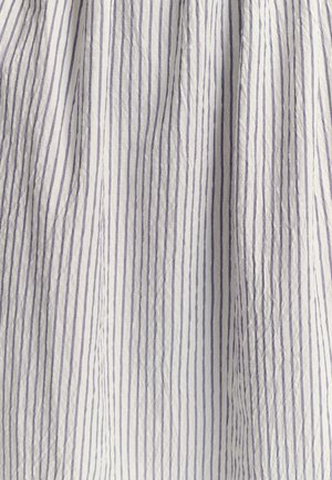 Witte stof met verticale paarse strepen, met een rimpelige textuur en zachte val, geschikt voor kleding of huishoudtextiel.
