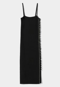 Vestido negro con tirantes finos, ajustado al cuerpo, que presenta un lado texturizado con detalles de volantes y un acento de cremallera que corre por el costado.