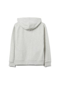 Sudadera con capucha gris con un acabado suave y texturizado. Cuenta con un bolsillo tipo canguro, puños acanalados y capucha con cordón. Diseño sencillo y casual.