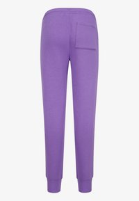 Pantaloni della tuta viola con una cintura elasticizzata, gambe affusolate e una singola tasca posteriore. Realizzati in un tessuto morbido e liscio con una texture uniforme.