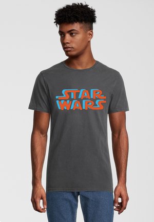 Harmaa puuvillapaita, jossa on rohkea punainen ja sininen "STAR WARS" -grafiikka etupuolella. Klassinen pyöreä kaula-aukko ja lyhyet hihat.