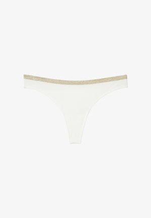 Weiße Tanga-Unterwäsche mit einem glitzernden goldfarbenen Bund. Hergestellt aus weichem Material mit einem einfachen, minimalistischen Design ohne Muster.