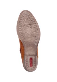Suela de zapato de cuero marrón con una superficie texturizada, que presenta un patrón de banda distintivo y un acento de logo rojo. Talla marcada como 37.
