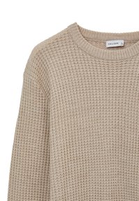 Beige gestrickter Pullover mit strukturiertem Rippenmuster, ausgestattet mit einem Rundhalsausschnitt und langen, umgeschlagenen Ärmeln. Etikett am Hals sichtbar.