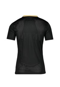 Zwarte sporttrui met korte mouwen en een mesh-textuur, voorzien van een gele kraag en ademend fabric voor verbeterde luchtcirculatie.