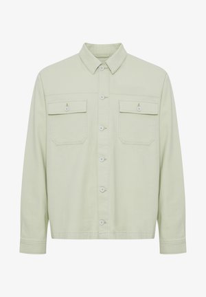 Hellgrünes Button-down-Hemd aus Baumwolle; verfügt über zwei Fronttaschen, einen Standardkragen und lange Ärmel mit geknöpften Manschetten.