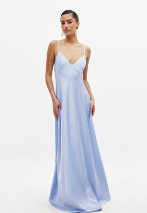 Lichtblauwe satijnen avondjurk met een V-halslijn, dunne bandjes en een vloeiende silhoutte die tot de vloer reikt, met een gladde textuur overal.