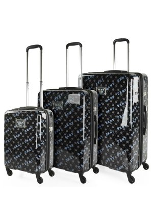 Juego de tres maletas negras con un acabado brillante, ruedas de rodillo y patrones de logo en azul contrastante. Disponible en varios tamaños para mayor comodidad en los viajes.