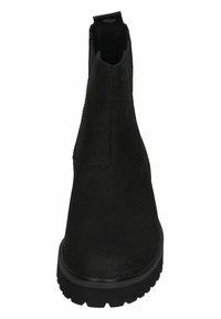 Zwarte chelsea boot met een soepele suède afwerking, elastische zijpanelen en een chunky rubberen zool. Geen zichtbare versieringen of patronen.