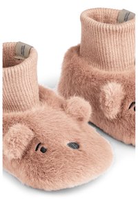Rosa fluffiga tofflor med en mjuk, plyschig textur, med björnor på toppen, broderade ansiktsdetaljer och en ribbad stickad ankelmanschett.