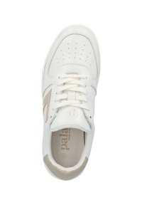 Weiße Ledersneaker mit beigen Akzenten. Vom Obermaterial perforiert im Zehenbereich, flache Schnürsenkel und eine markierte Innensohle. Lässiges Design.