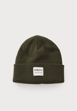 Olivengrøn strikket beanie med en foldet kant og et hvidt mærke med teksten "MSCH COPENHAGEN". Blød tekstur, enkelt design.