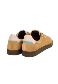 Tannade mockasiner med en beige läderhäll och en turkos accent, med en strukturerad brun gummisul och perforerade detaljer.