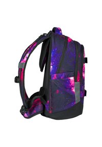 Batoh s potiskem galaxie v purpurové a růžové barvě, vyrobený z odolné látky, s několika oddíly a nastavitelnými popruhy.