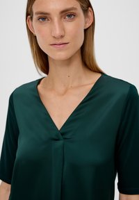 s.Oliver BLACK LABEL FLIESSENDER QUALITÄT ciemnozielony