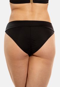 Schwarze Bikini-Unterteil mit glatter Textur, hoch tailliertem Design und gerafften Details in der Mitte. Keine sichtbaren Muster oder Hardware.
