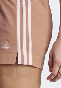 adidas Performance ESSENTIALS SLIM 3-STRIPES - Pantalón corto de deporte - clay strata/clear pink