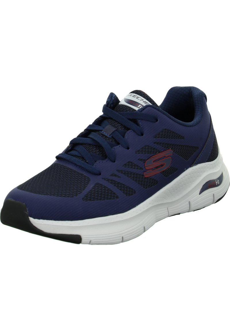 Baskets de sport bleu marine avec tige en maille, semelle blanche, système de laçage et éléments de design texturé, présentant un logo sur le côté.