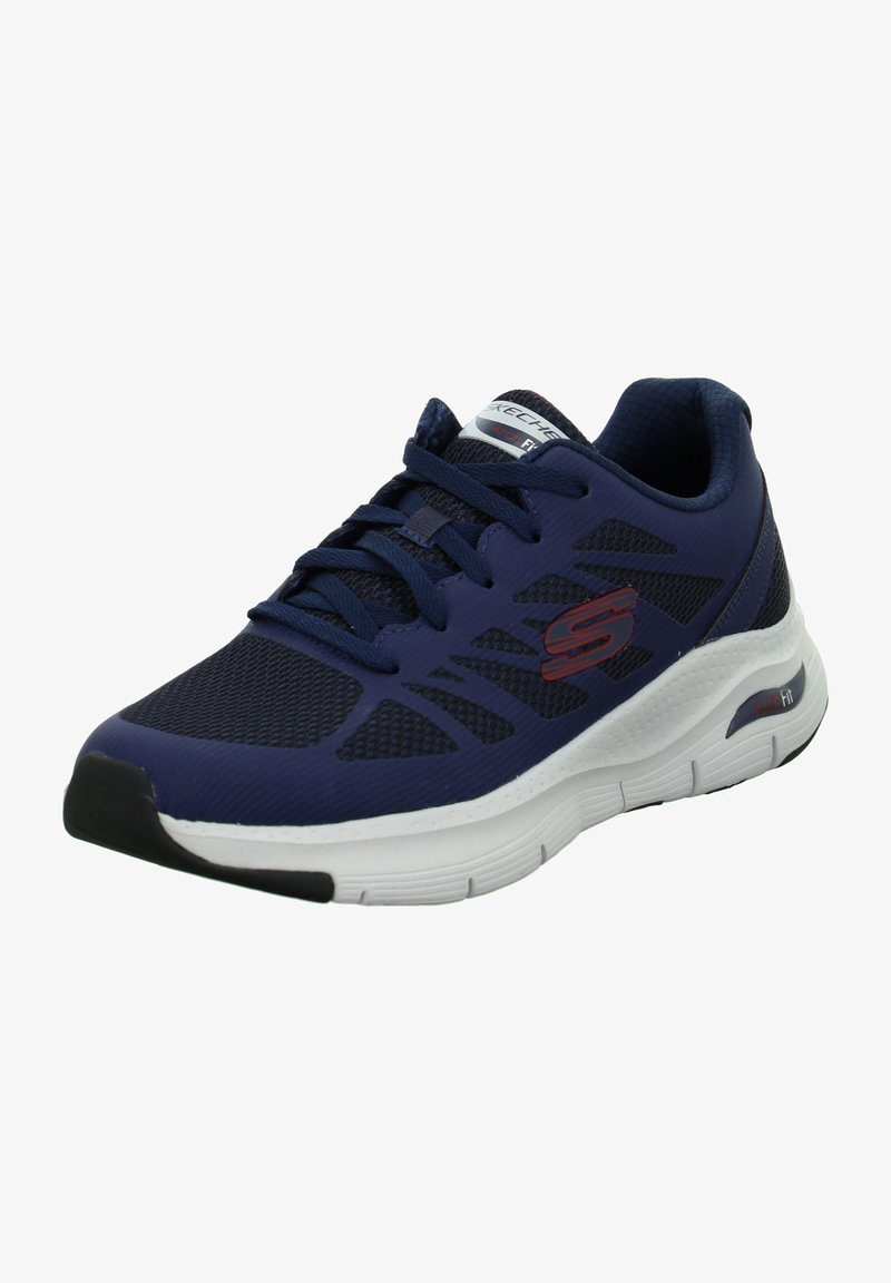 Baskets de sport bleu marine avec tige en maille, semelle blanche, système de laçage et éléments de design texturé, présentant un logo sur le côté.