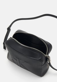 Calvin Klein Jeans SCULPTED CAMERA BAG - Skulderveske - black