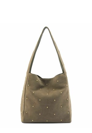 Braune Wildleder-Umhängetasche mit verstreuten kleinen goldenen Nieten und einem breiten Riemen, vor weißem Hintergrund präsentiert.