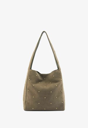 Bruine suède schoudertas met verspreide kleine gouden studs en een brede riem, weergegeven tegen een witte achtergrond.