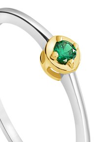 Silberner Ring mit glattem Band und einem runden grünen Edelstein, gefasst in einer Zargenfassung aus Gelbgold.