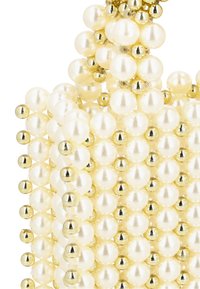 Pärlväskan har glansiga krämfärgade pärlor och metalliska gyllene sfärer, arrangerade i ett lager-på-lager-mönster. Materialet är slätt med en rund form.