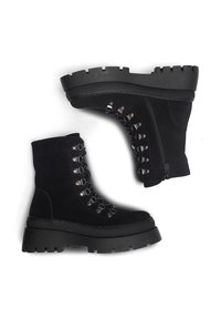 Čierne semišové členkové botas s robustnou gumovou podrážkou, s kovovými očkami a bočným zipsom pre jednoduchšie obúvanie. Ploché šnúrky s robustným dizajnom.
