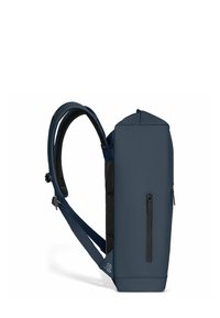 Mochila azul marino con forma rectangular, hecha de material suave, que cuenta con un bolsillo lateral con cremallera y correas acolchadas ajustables.