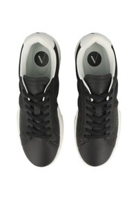 Sneaker nere in pelle con una superficie liscia, suole in gomma bianca e lacci neri. Presentano un logo sulla soletta e un design minimalista.