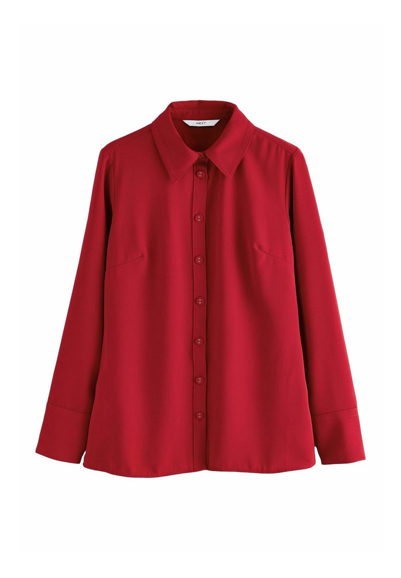 Chemise rouge à manches longues avec col pointu et poignets, présentée sur un fond blanc.