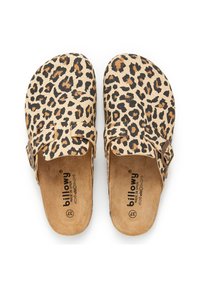 Sabots en imprimé léopard avec un dessus en suède texturé, deux sangles réglables et une semelle en liège moulée, avec un motif beige et foncé.